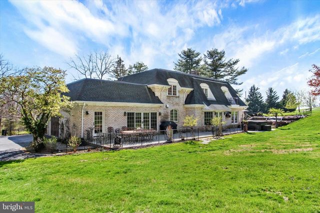 2065 YOUNGS RD, Hanover, PA 17331