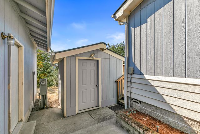 7670 E Antelope Rd Road, Eagle Point, OR 97524