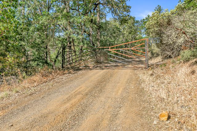 7670 E Antelope Rd Road, Eagle Point, OR 97524