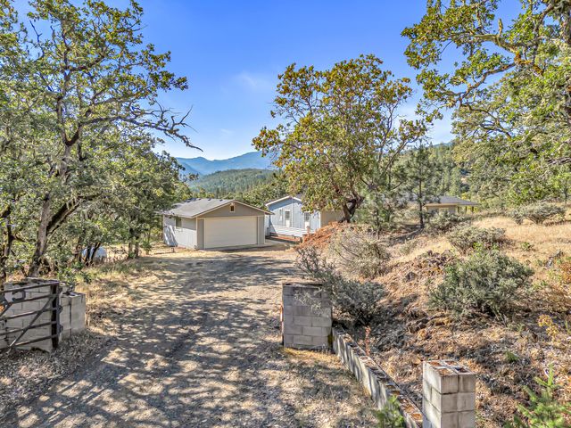 7670 E Antelope Rd Road, Eagle Point, OR 97524