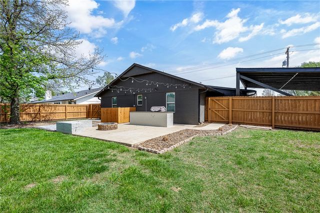 1808 SW D Street, Bentonville, AR 72712