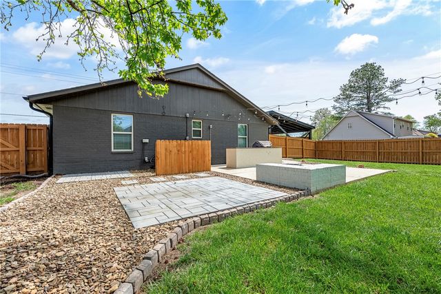 1808 SW D Street, Bentonville, AR 72712