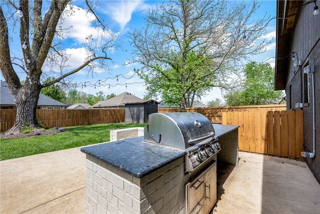 1808 SW D Street, Bentonville, AR 72712