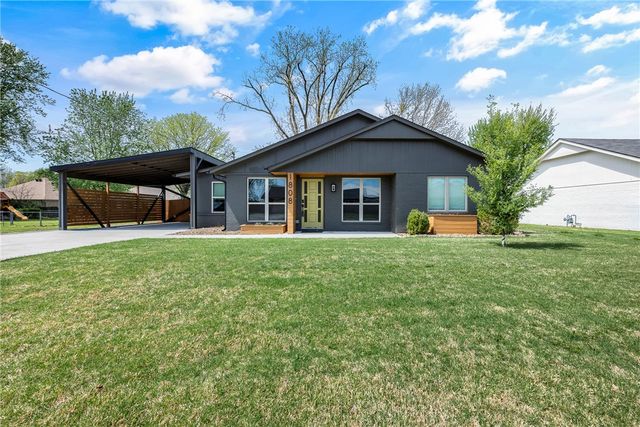 1808 SW D Street, Bentonville, AR 72712