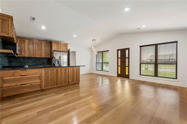 1808 SW D Street, Bentonville, AR 72712