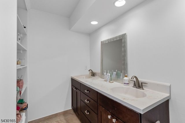 34 Hillsborough Ct, Rockaway Twp., NJ 07866