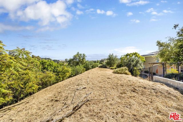 1 Oak Hill Ave, Los Angeles, CA 90042