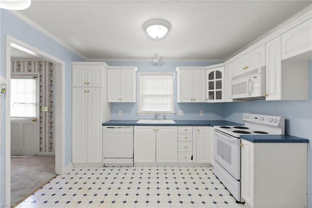 2758 Park Oak Drive, Clemmons, NC 27012