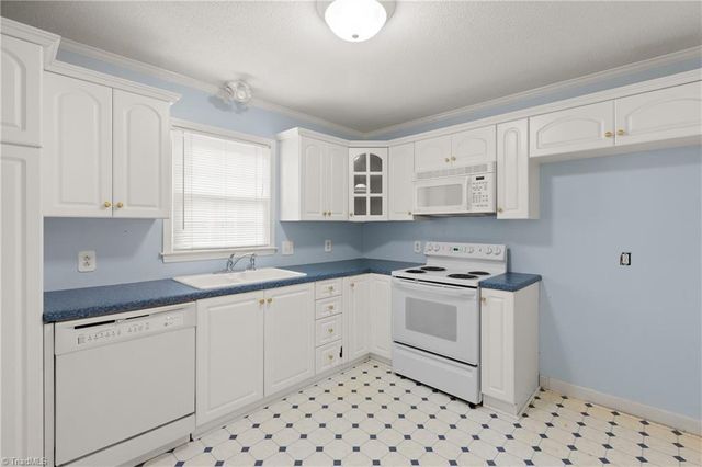 2758 Park Oak Drive, Clemmons, NC 27012