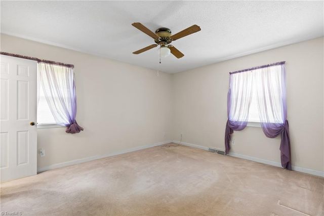 2758 Park Oak Drive, Clemmons, NC 27012