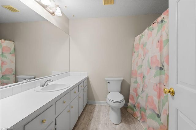 2758 Park Oak Drive, Clemmons, NC 27012