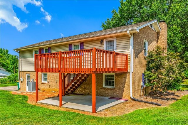 2758 Park Oak Drive, Clemmons, NC 27012