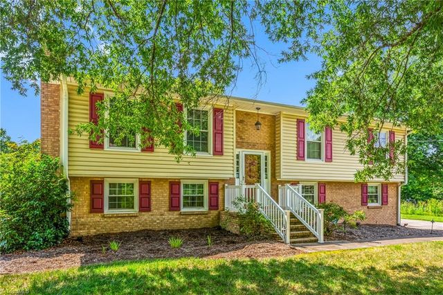 2758 Park Oak Drive, Clemmons, NC 27012