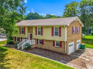 2758 Park Oak Drive, Clemmons, NC 27012