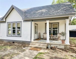 502 Upton Avenue, Schulenburg, TX 78956