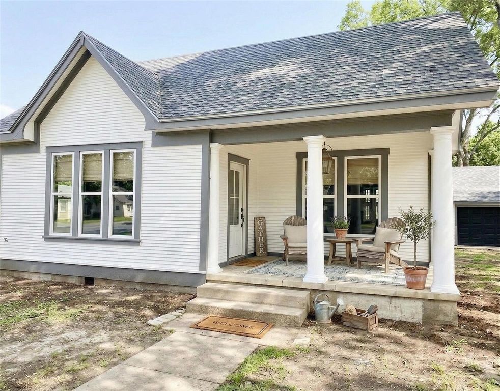 502 Upton Avenue, Schulenburg, TX 78956