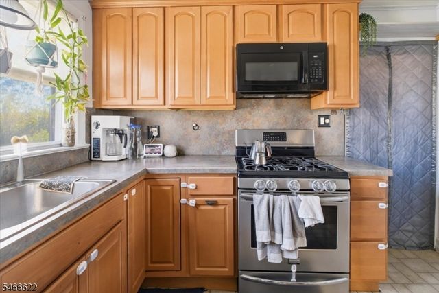 52 Daniel St, Woodbridge Twp., NJ 07064