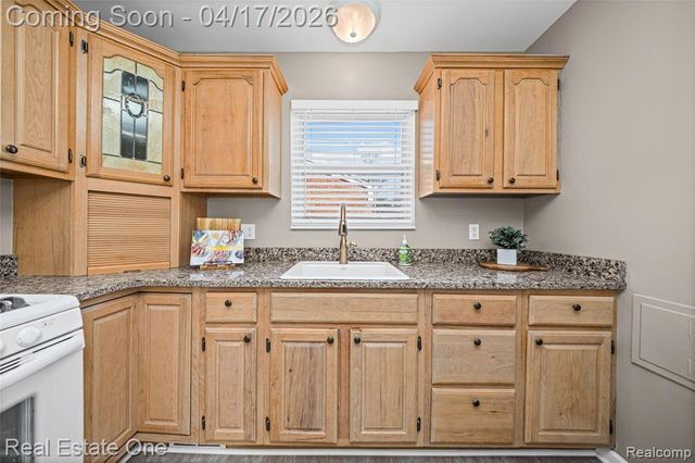 4656 Buckingham Drive, Warren, MI 48092