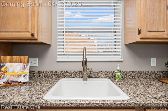 4656 Buckingham Drive, Warren, MI 48092