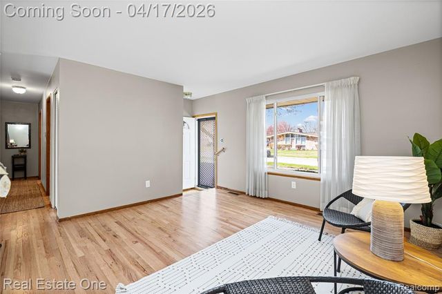 4656 Buckingham Drive, Warren, MI 48092