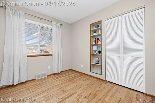 4656 Buckingham Drive, Warren, MI 48092