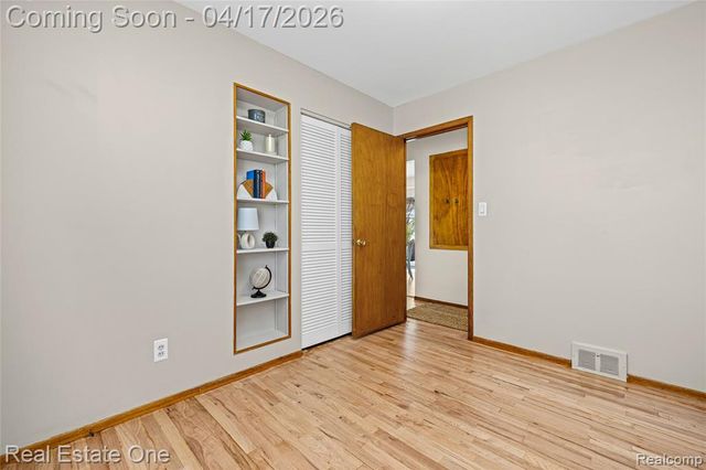 4656 Buckingham Drive, Warren, MI 48092