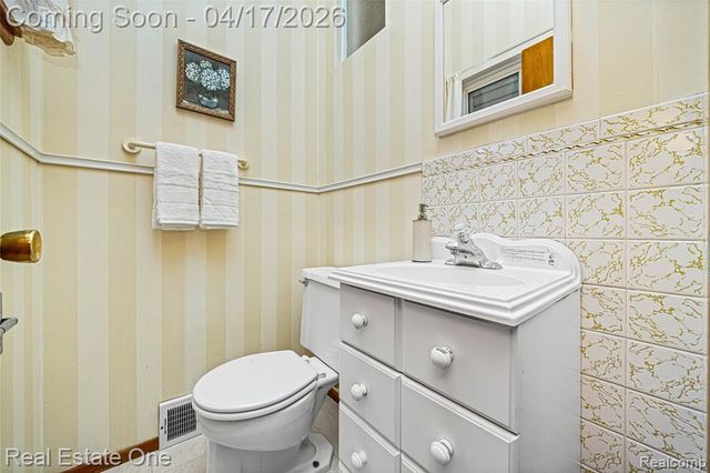 4656 Buckingham Drive, Warren, MI 48092