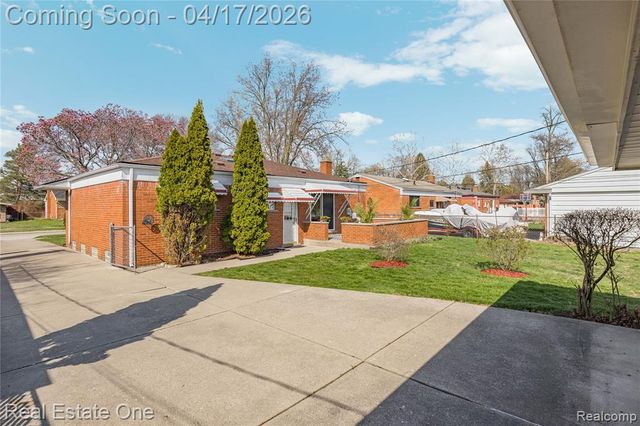 4656 Buckingham Drive, Warren, MI 48092