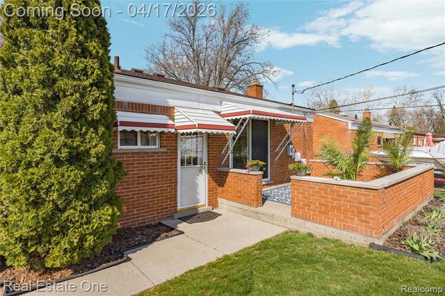 4656 Buckingham Drive, Warren, MI 48092