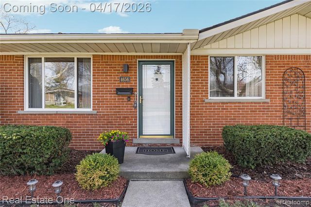 4656 Buckingham Drive, Warren, MI 48092
