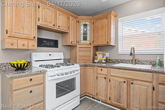 4656 Buckingham Drive, Warren, MI 48092