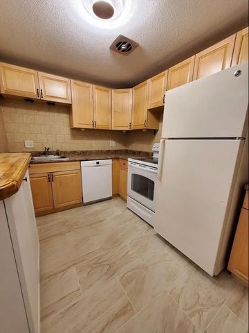 A2 Colonial Dr 10, Andover, MA 01810