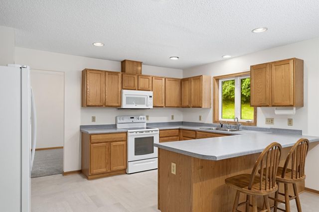 676 Falcon Ridge Road, Woodbury, MN 55125