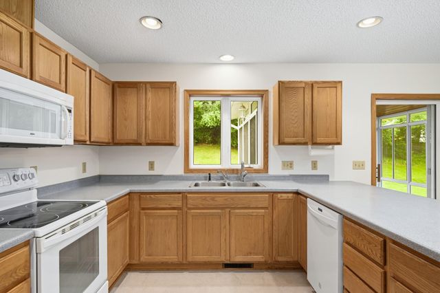 676 Falcon Ridge Road, Woodbury, MN 55125