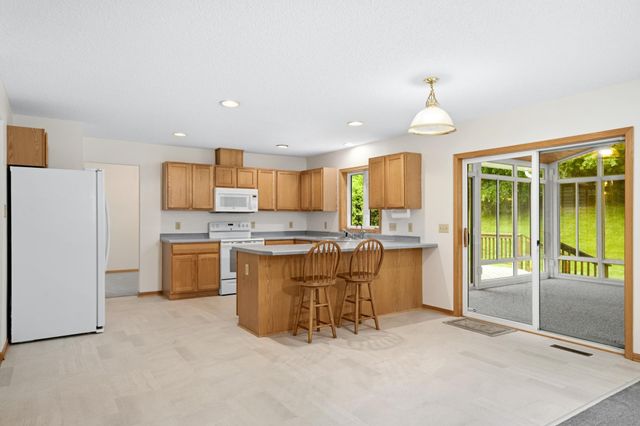 676 Falcon Ridge Road, Woodbury, MN 55125