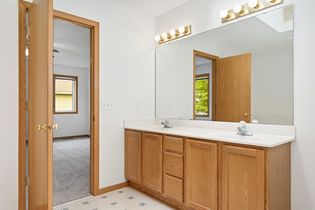 676 Falcon Ridge Road, Woodbury, MN 55125