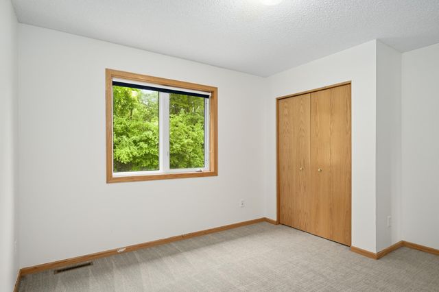 676 Falcon Ridge Road, Woodbury, MN 55125