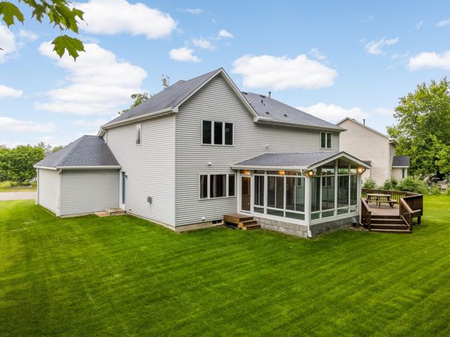 676 Falcon Ridge Road, Woodbury, MN 55125