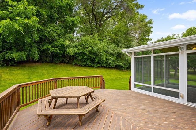 676 Falcon Ridge Road, Woodbury, MN 55125