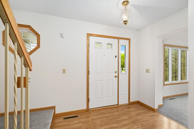 676 Falcon Ridge Road, Woodbury, MN 55125