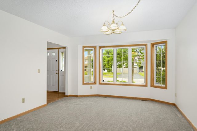 676 Falcon Ridge Road, Woodbury, MN 55125
