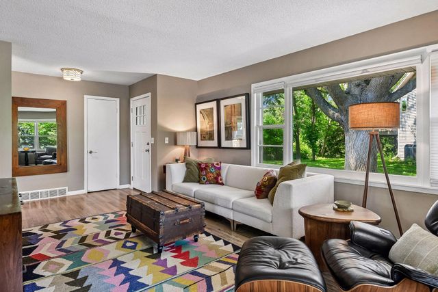 3921 Minnewashta Court, Chanhassen, MN 55331