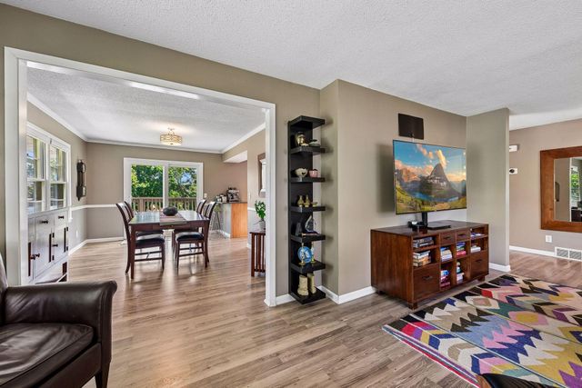 3921 Minnewashta Court, Chanhassen, MN 55331