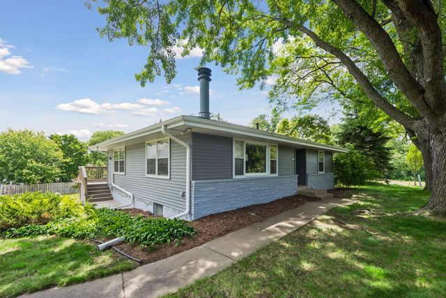 3921 Minnewashta Court, Chanhassen, MN 55331