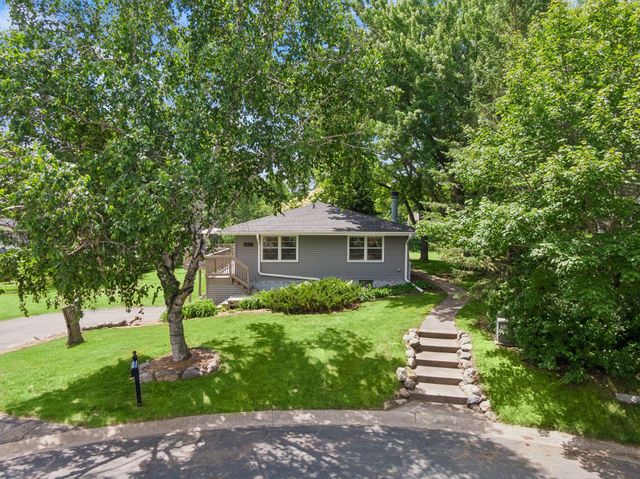 3921 Minnewashta Court, Chanhassen, MN 55331