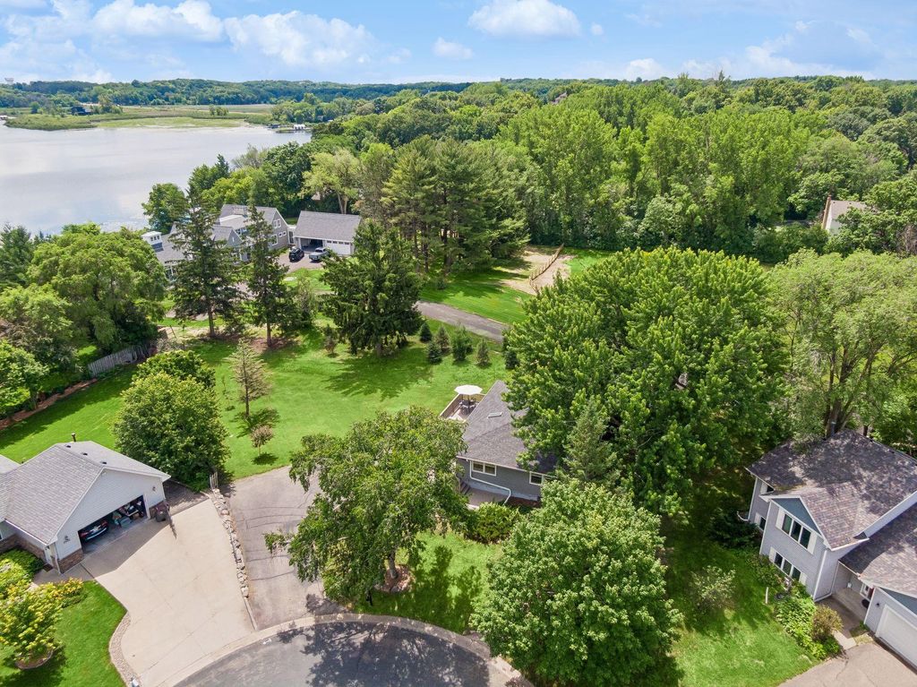 3921 Minnewashta Court, Chanhassen, MN 55331