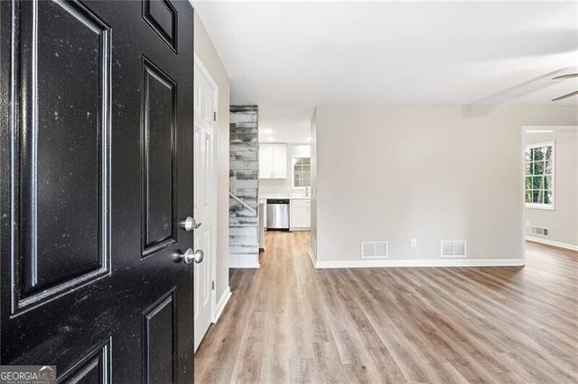 930 Kings Court, Woodstock, GA 30189