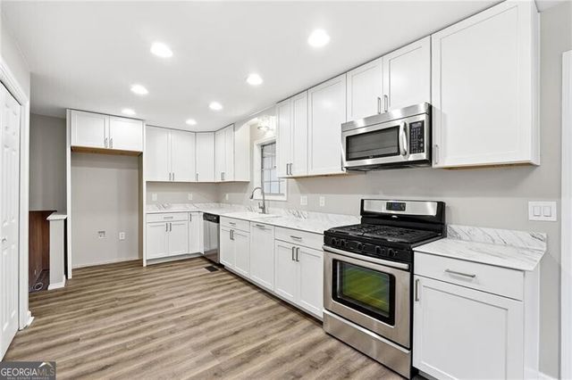 930 Kings Court, Woodstock, GA 30189