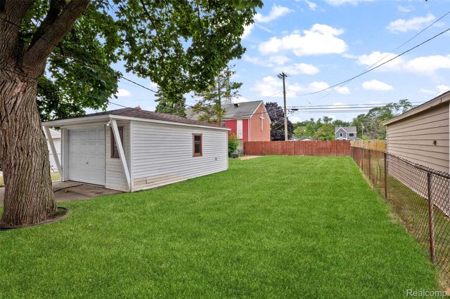 825 N Edison Avenue, Royal Oak, MI 48067
