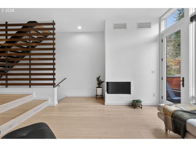 245 Sw MEADE St C3, Portland, OR 97201